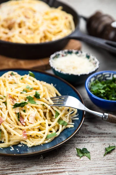 Spaghetti carbonara con huevo y panceta — Foto de Stock