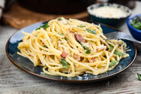 Spaghetti carbonara con huevo y panceta — Foto de Stock