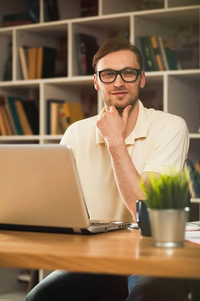 Young man with a laptop — Stock Photo, Image