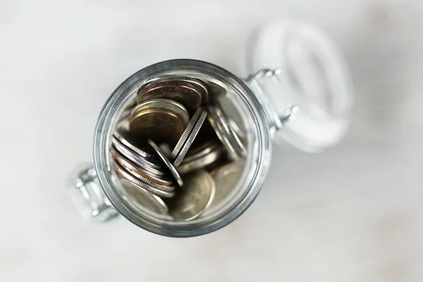 Monete in un barattolo di vetro — Foto Stock
