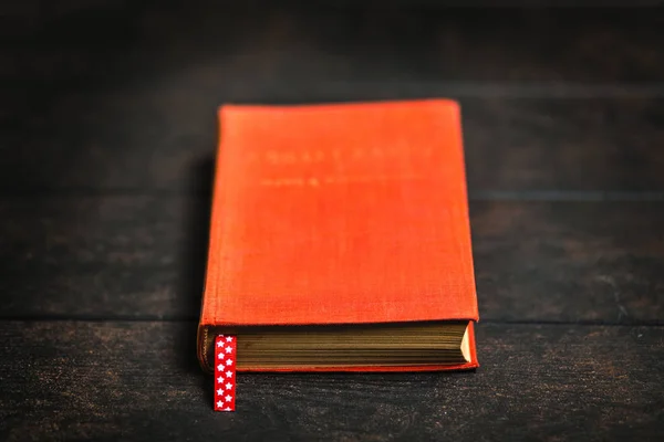 Livro vermelho velho — Fotografia de Stock