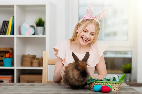 Tonårig flicka håller påskägg — Stockfoto