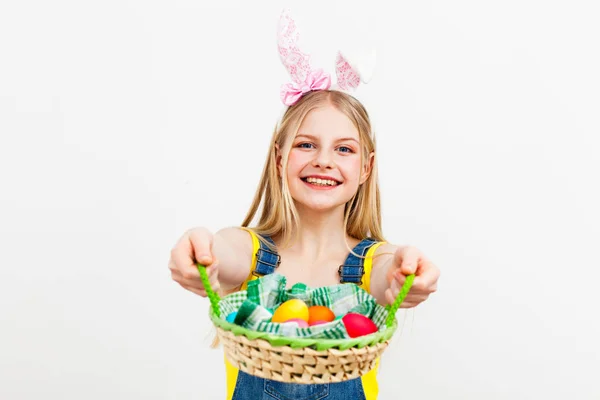 Tonårig flicka håller påskägg — Stockfoto