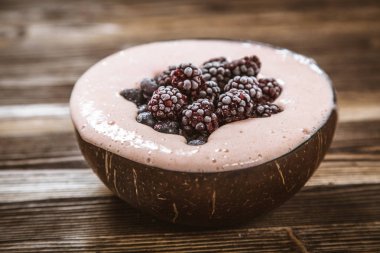 Vegan güzel krem muz ve çilek ile