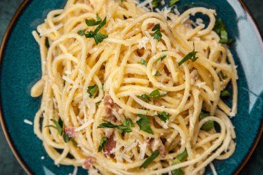 Spagetti carbonara pancetta ve yumurta ile