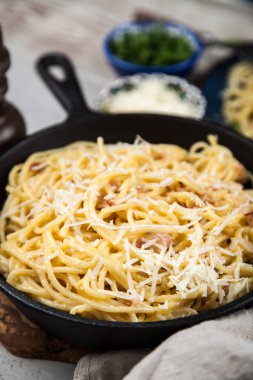 Spagetti carbonara pancetta ve yumurta ile