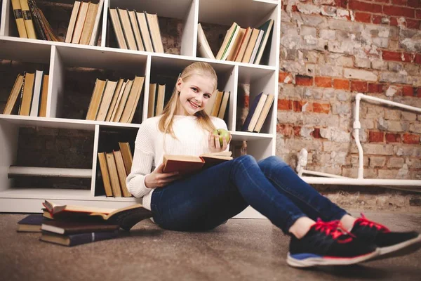 Adolescente en una biblioteca — Foto de Stock