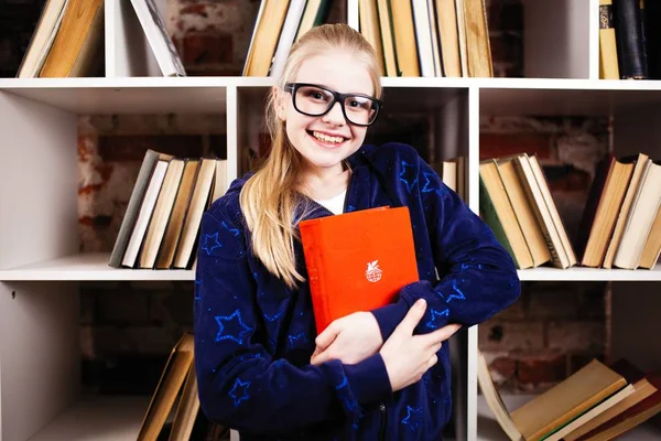 Adolescente em uma biblioteca — Fotografia de Stock