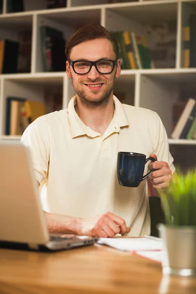 Νεαρός άνδρας με ένα φορητό υπολογιστή — Φωτογραφία Αρχείου