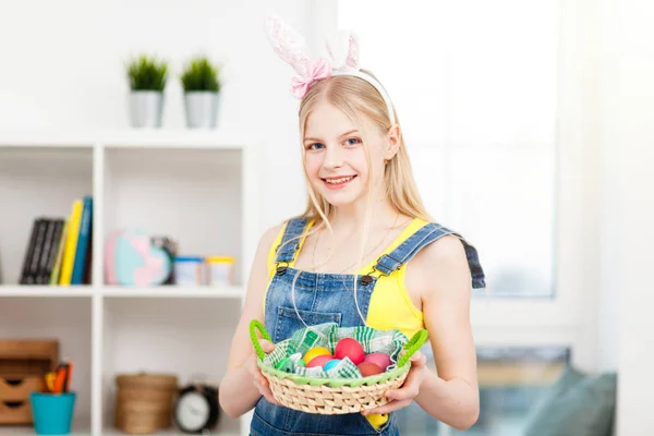 Tonårig flicka håller påskägg — Stockfoto