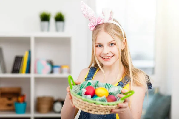 Tonårig flicka håller påskägg — Stockfoto