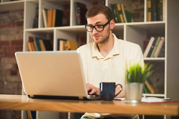 Jovem com um laptop — Fotografia de Stock