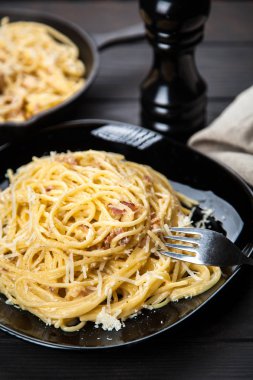 Spagetti carbonara pancetta ve yumurta ile