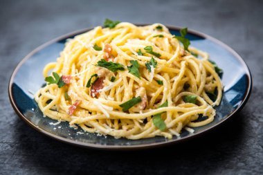 Spagetti carbonara pancetta ve yumurta ile