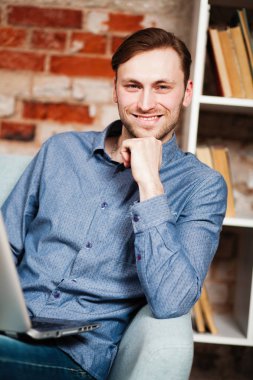 genç adam bir dizüstü bilgisayar ile