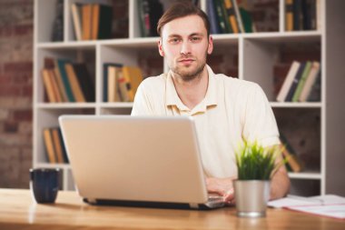 genç adam bir dizüstü bilgisayar ile