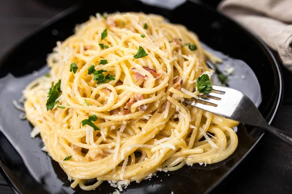 Spaghetti carbonara con huevo y panceta — Foto de Stock