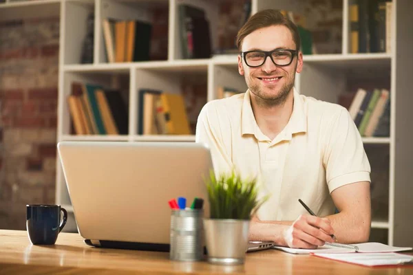 Jovem com um laptop — Fotografia de Stock