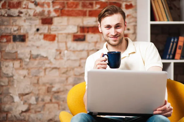 Jeune homme avec un ordinateur portable — Photo