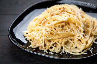 Spagetti carbonara pancetta ve yumurta ile