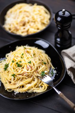 Spagetti carbonara pancetta ve yumurta ile