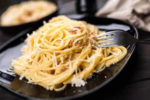 Spaghetti carbonara con huevo y panceta — Foto de Stock