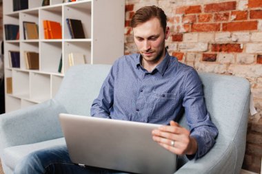 genç adam bir dizüstü bilgisayar ile