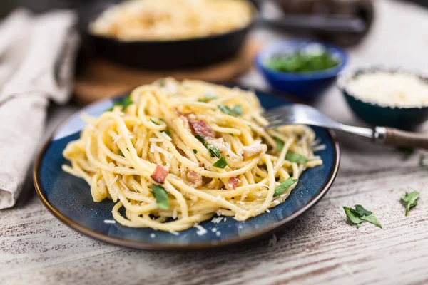 Spaghetti carbonara con huevo y panceta — Foto de Stock