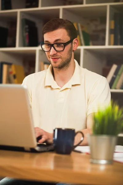 Jeune homme avec un ordinateur portable — Photo