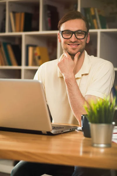 A fiatalember egy laptop — Stock Fotó