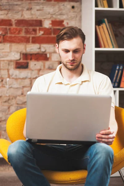 Jovem com um laptop — Fotografia de Stock