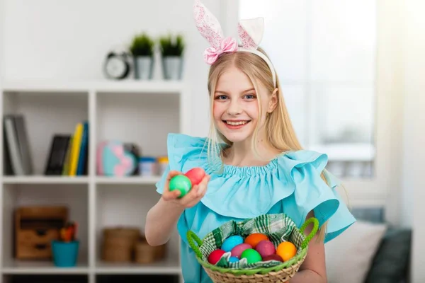 Adolescente tenant des œufs de Pâques — Photo
