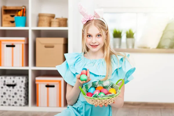 Εφηβικό κορίτσι που κατέχουν τα αυγά του Πάσχα — Φωτογραφία Αρχείου