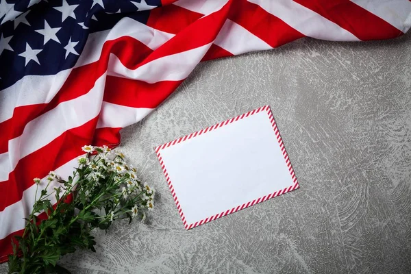 Drapeau des États-Unis sur fond gris — Photo