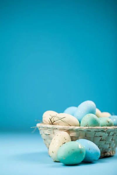 Oeufs de Pâques sur fond bleu — Photo