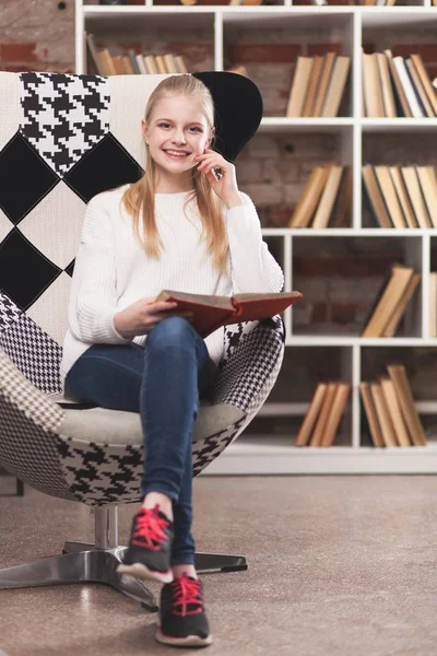 Ragazza adolescente in una biblioteca — Foto Stock