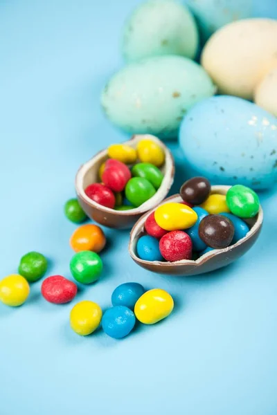 Mavi arka planda Paskalya yumurtaları — Stok fotoğraf