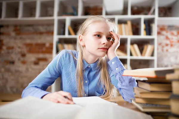 Tiener meisje in een bibliotheek — Stockfoto