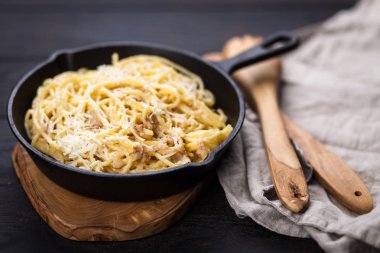 Spagetti carbonara pancetta ve yumurta ile