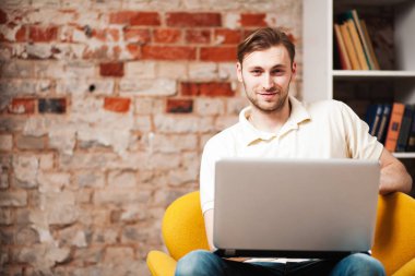 genç adam bir dizüstü bilgisayar ile