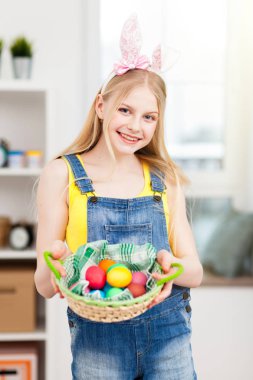 Paskalya yumurtaları tutan genç kız