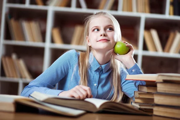 Adolescente dans une bibliothèque — Photo