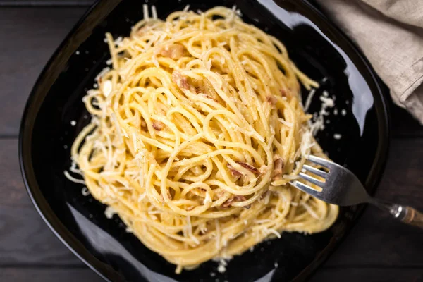 Spaghetti carbonara con huevo y panceta — Foto de Stock