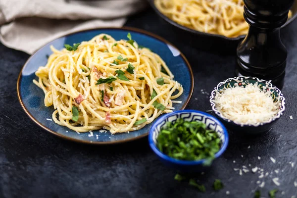 Spaghetti carbonara con huevo y panceta — Foto de Stock