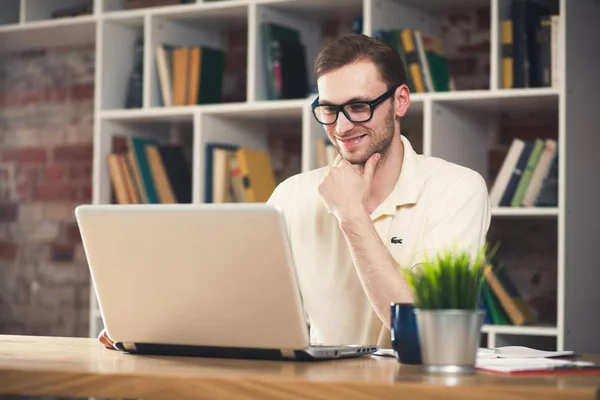 Jovem com um laptop — Fotografia de Stock