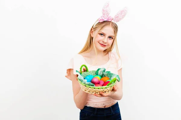 Menina adolescente segurando ovos de Páscoa — Fotografia de Stock