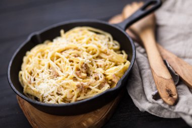 Spagetti carbonara pancetta ve yumurta ile