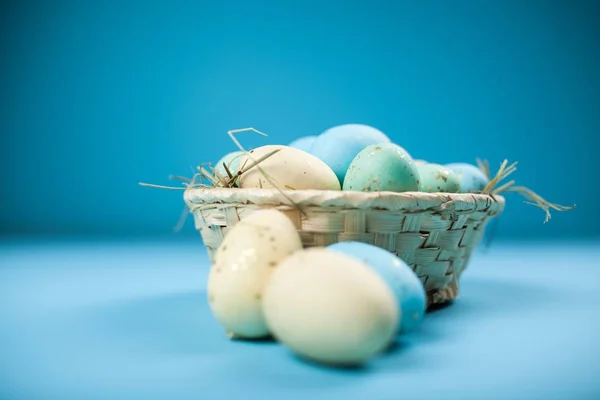 蓝色背景的复活节彩蛋 — 图库照片