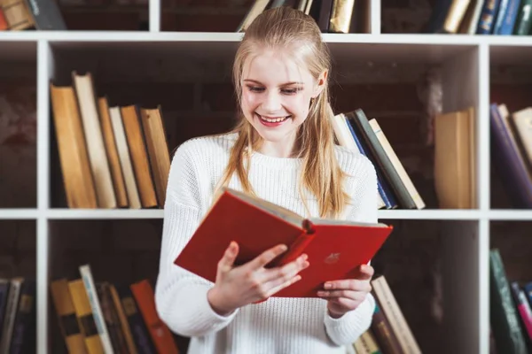 Teenage girl in a library — Stock Photo, Image