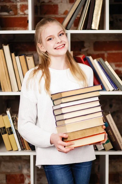 Tiener meisje in een bibliotheek — Stockfoto